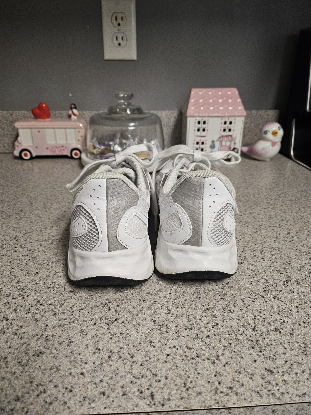 New Balance White Running Sneakers with Black Logo - Picture 4 of 8